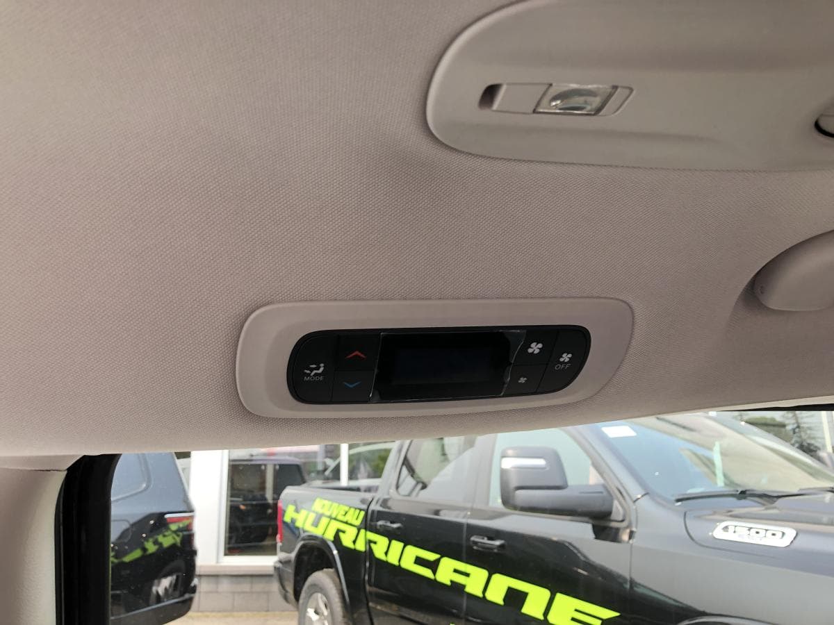 Chrysler Grand Caravan 2024 — photo 13