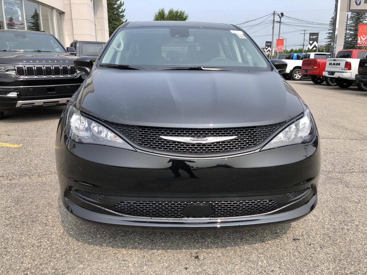 Chrysler Grand Caravan 2024 — photo 3