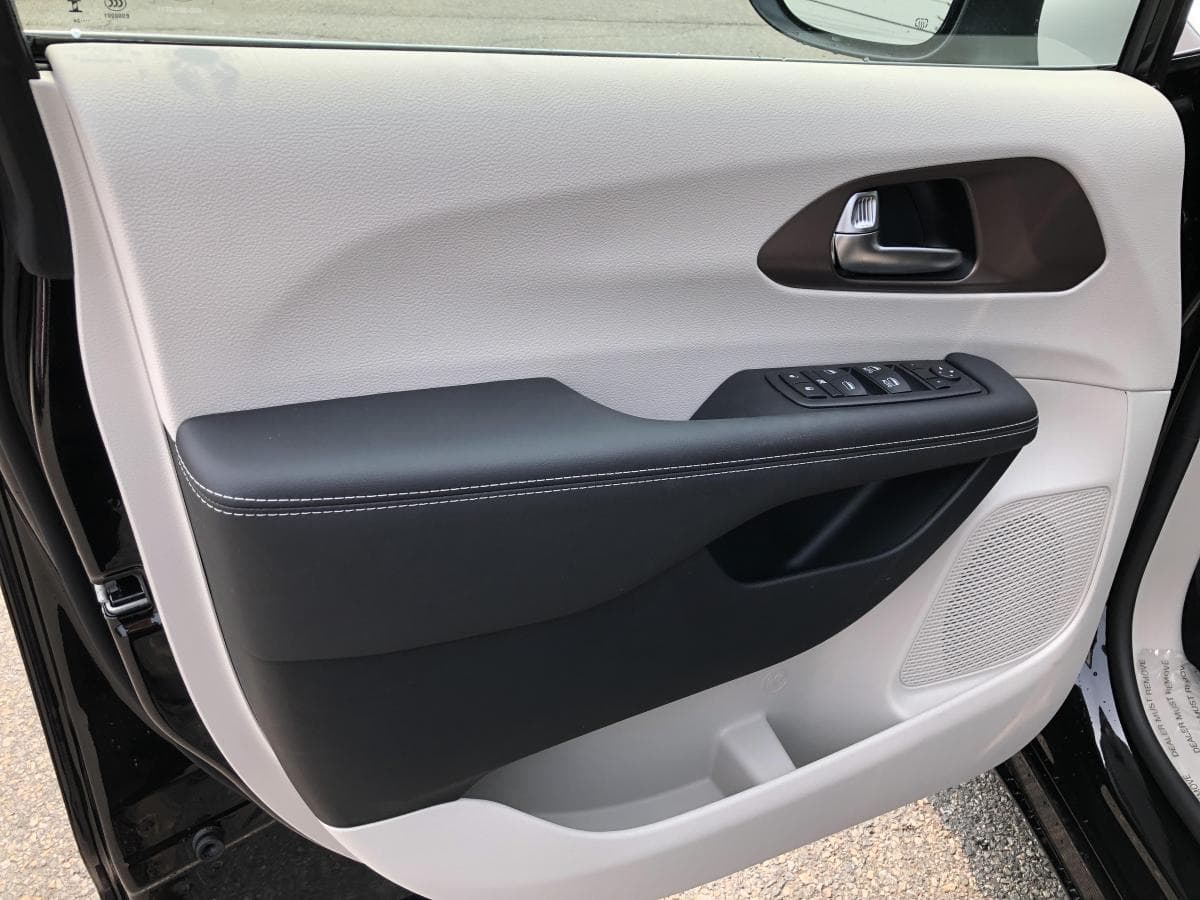 Chrysler Grand Caravan 2024 — photo 5