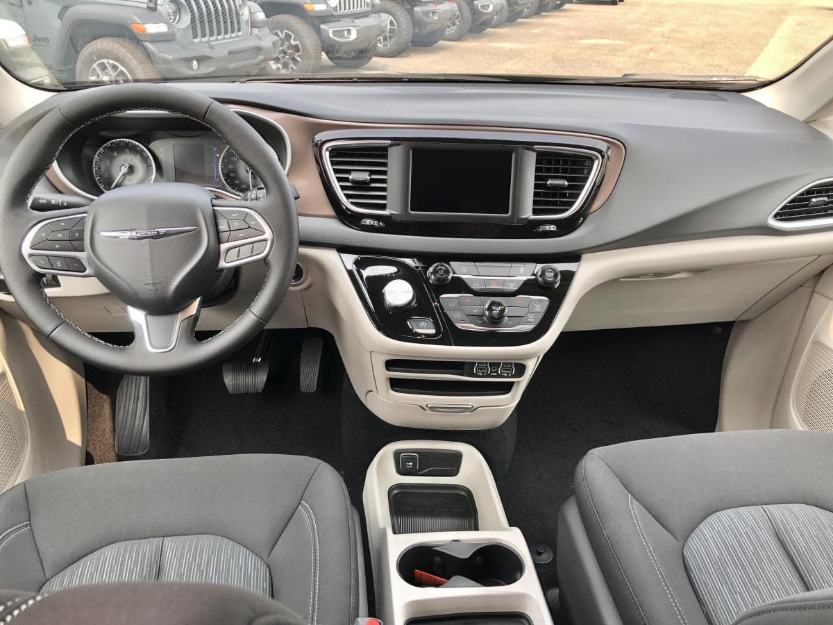 Chrysler Grand Caravan 2024 — photo 7