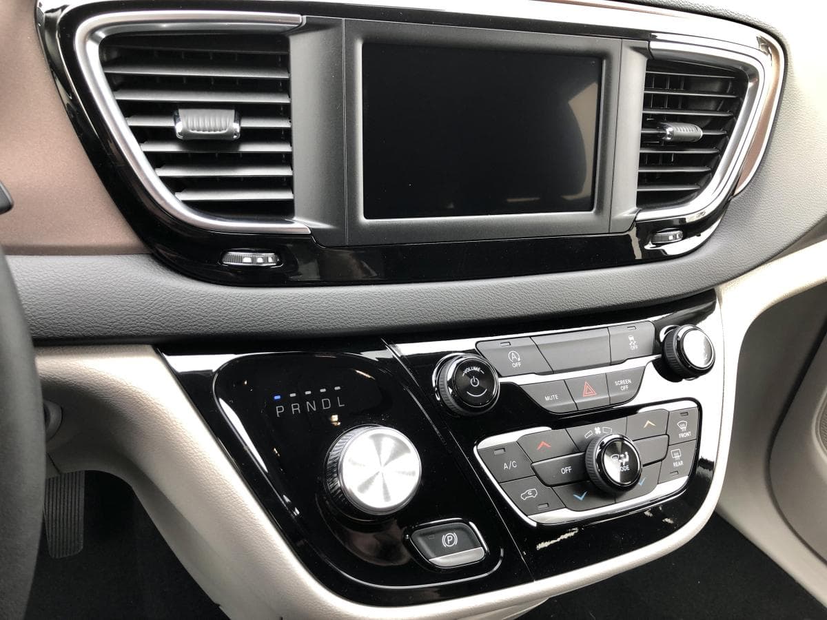 Chrysler Grand Caravan 2024 — photo 9