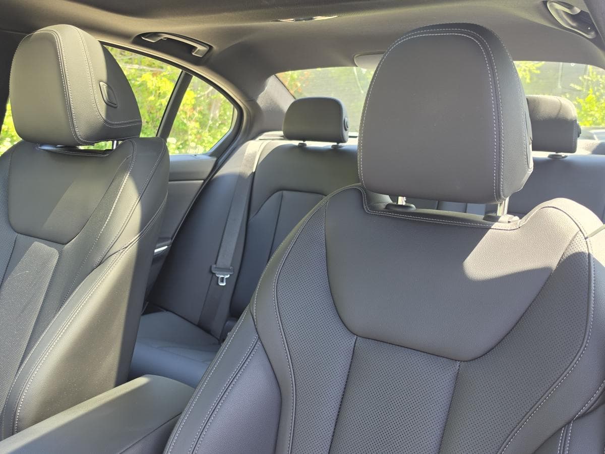 BMW 330e 2022 — photo 16