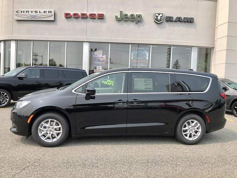 Chrysler Grand Caravan 2024 — photo 2