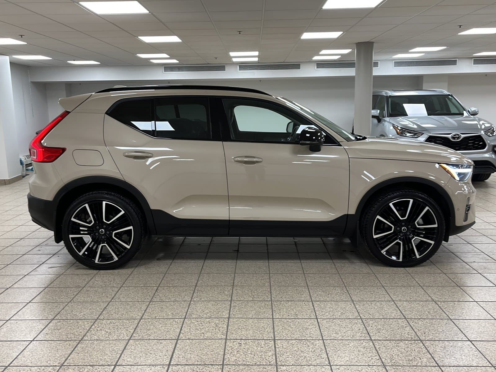 Volvo XC40 2025 — photo 8
