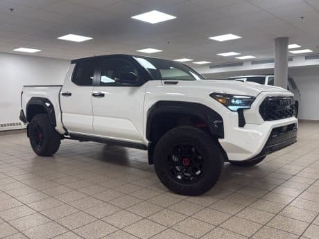 Toyota Tacoma 2025 02MQ White with Black Roof à vendre à Calgary