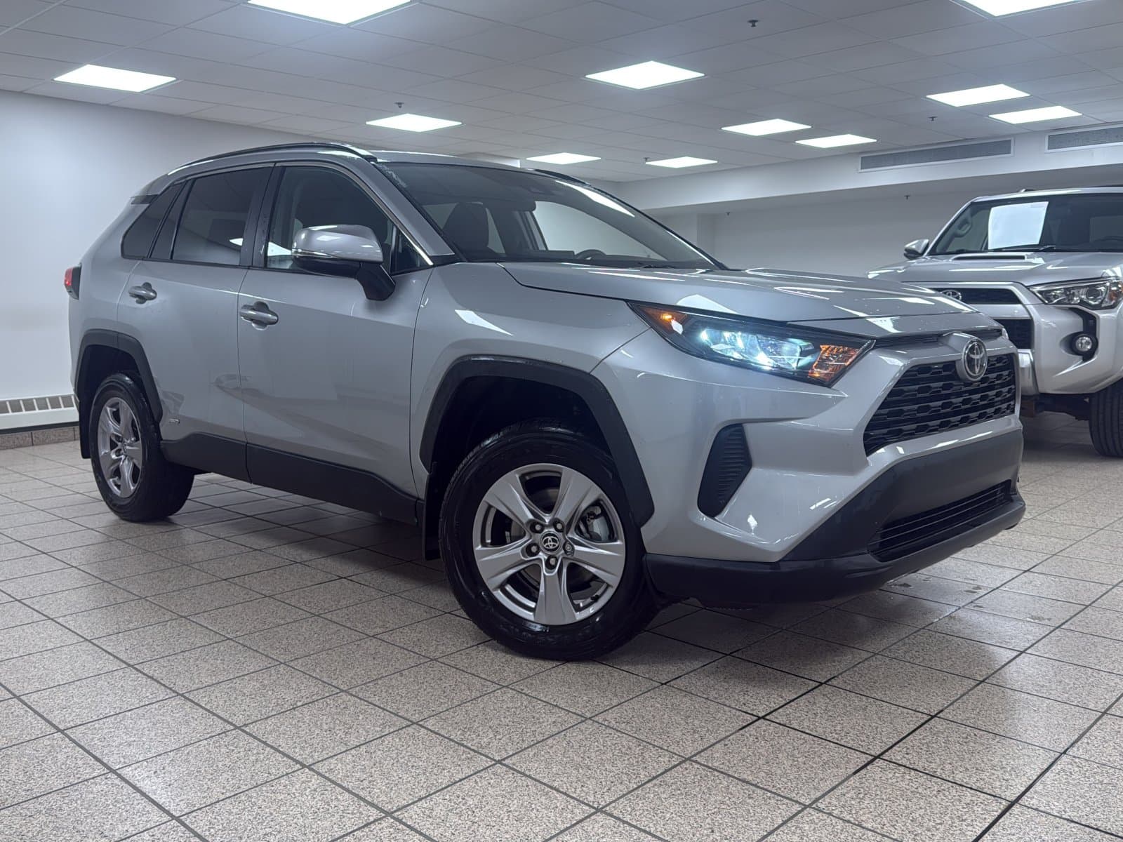Toyota RAV4 2025 — photo 2