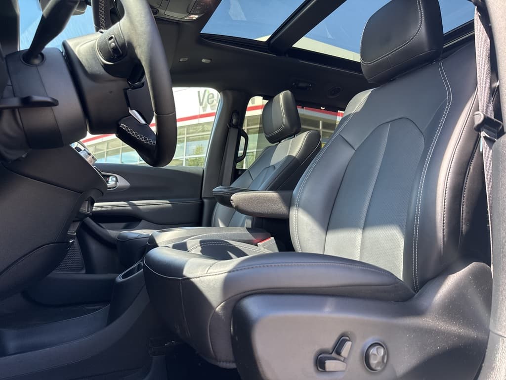 Chrysler Pacifica 2025 — photo 16