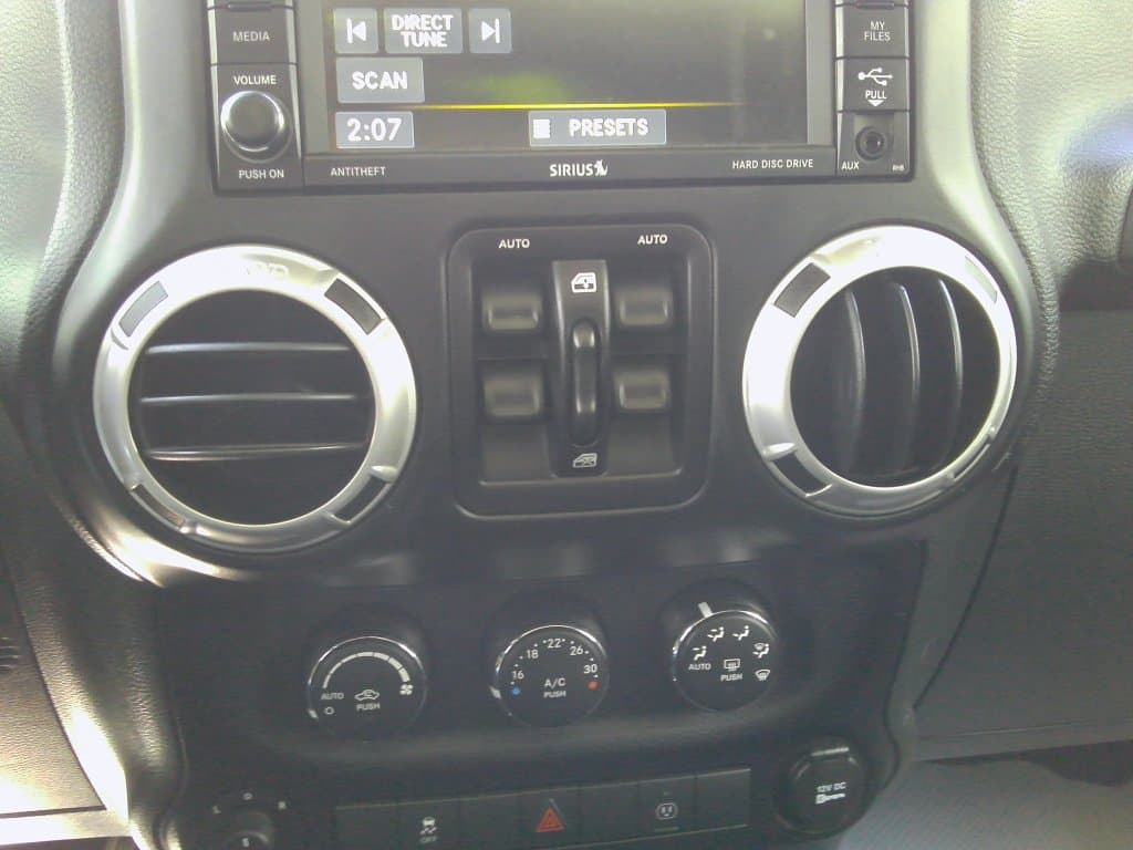 Jeep Wrangler Unlimited 2017 — photo 16